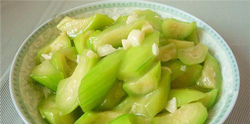 做美味蒜泥丝瓜的方法（做法简单）