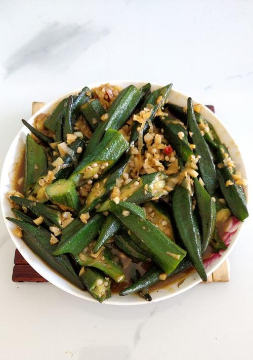 秋葵的美味变身——蒜泥秋葵（教你轻松做出美味清爽的蒜泥秋葵）