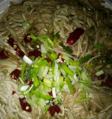 蒜泥金针菇的制作方法（一道简单易学的美味佳肴）  第1张