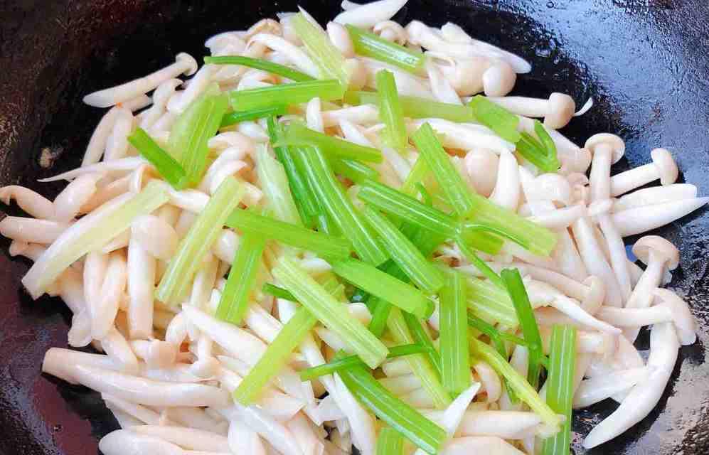简单易学，营养美味，做出口感鲜美的蒜泥胡萝卜炒西芹（简单易学）