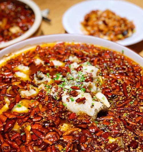 水煮活鱼，鲜美可口的佳肴（四川传统美食之一）