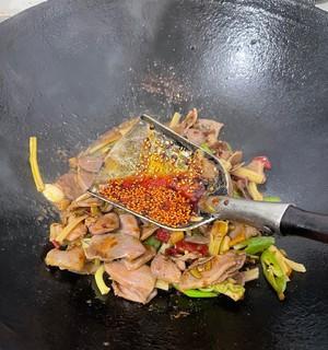 如何制作口感细腻的水煮肝（烹饪界“神器”——猪肝的妙用）  第1张