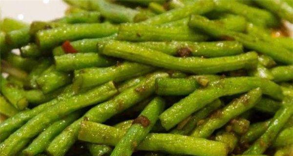 怎样制作美味可口的水煮豆角（传统家常菜）  第1张