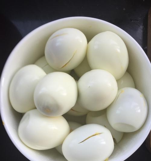 如何用松露溏心水煮出美味蛋（让您的早餐更有滋味）  第1张
