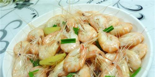 享受鲜美，学会如何以水煮白虾（一道简单易学的美味佳肴）