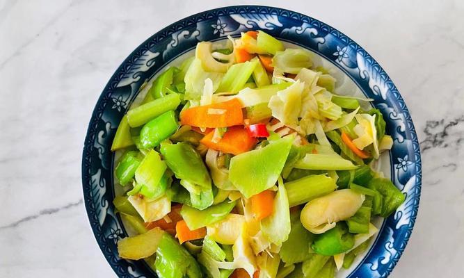 水油炒菜的绝佳做法（轻松学会如何以水油炒时蔬）  第1张