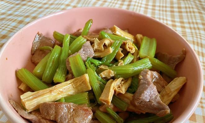 解锁水芹菜炒肉的做法，让你变成一位厨艺大师（掌握关键步骤）  第1张