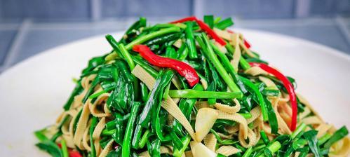 水芹菜炒千张的美食经（用清爽水芹菜搭配鲜嫩千张）  第1张