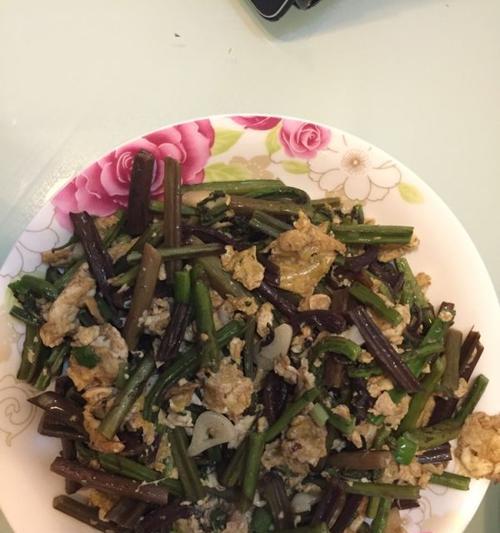 一碗美味，健康又营养的水蕨菜炒肉丝（教你如何制作美味又健康的水蕨菜炒肉丝）  第1张