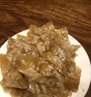水晶猪皮冻——经典美食的制作方法（做出口感细腻、色泽透亮的水晶猪皮冻）  第1张
