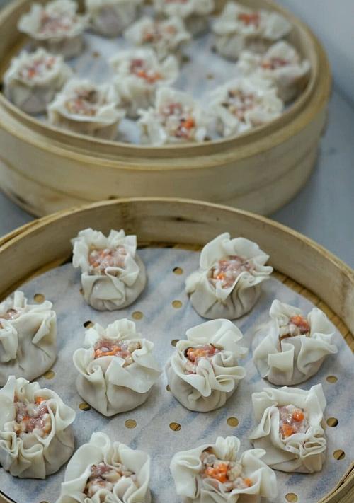 用水晶烧麦做出美味可口的小点心（掌握制作技巧）