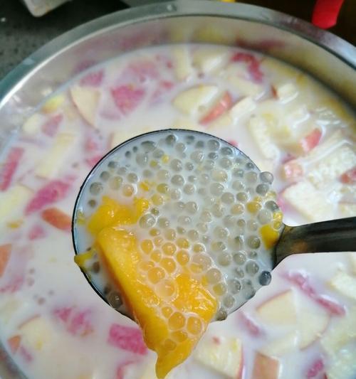 学做水果西米露牛奶版（健康又美味的夏日饮品）  第1张