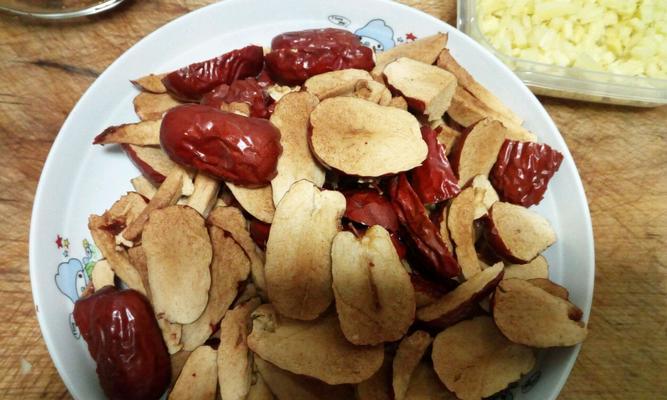 生姜大枣红糖水的制作方法（营养丰富的健康饮品制作）