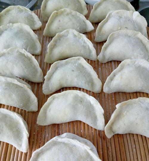 如何制作美味的生煎蒸饺（一步一步教你制作）  第1张