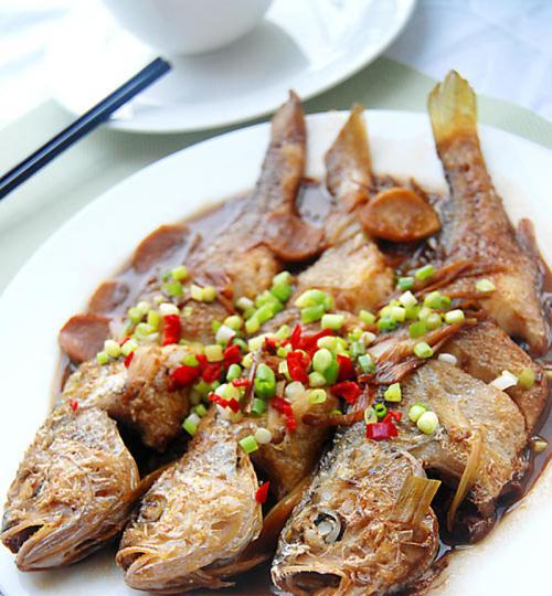 美味生煎小黄鱼的制作方法（手把手教你做出香糯入口的小黄鱼）  第2张