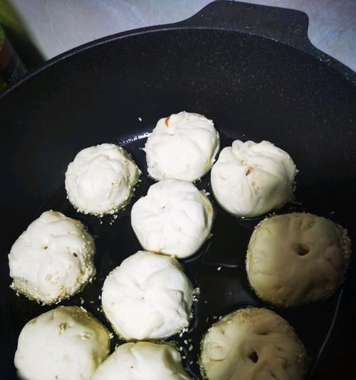 如何制作美味的生煎汤包（掌握制作技巧）  第2张