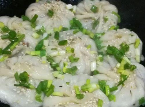 享受美食乐趣——如何制作美味生煎水饺（口感咸鲜香脆）  第2张