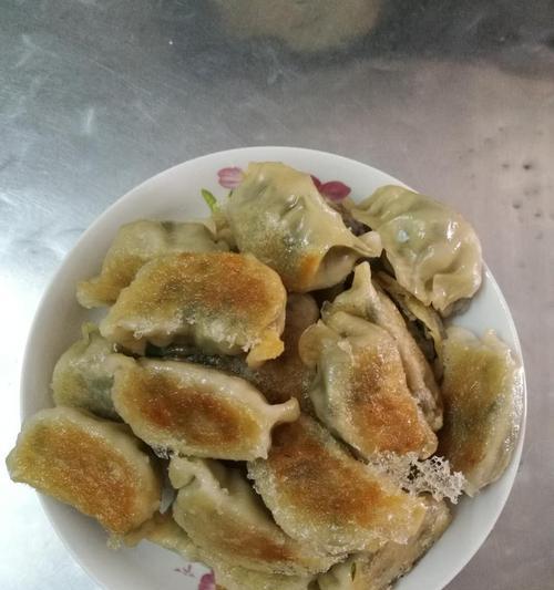 享受美食乐趣——如何制作美味生煎水饺（口感咸鲜香脆）  第3张