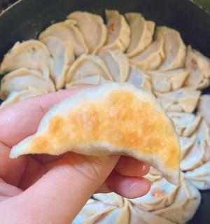 一口咬下酥脆鲜香，生煎三角饺子的制作方法（小巧玲珑、美味不断）  第2张