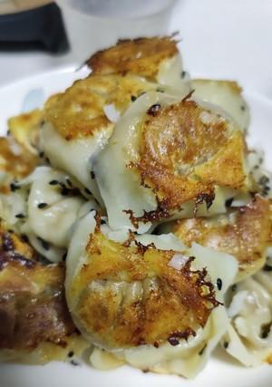一口咬下酥脆鲜香，生煎三角饺子的制作方法（小巧玲珑、美味不断）