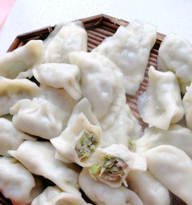 制作美味生煎槐花饺子的全过程（掌握技巧）  第1张