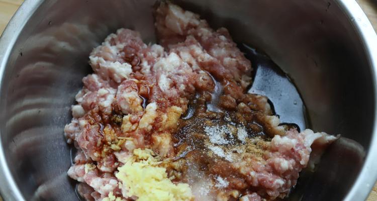 制作美味生煎槐花饺子的全过程（掌握技巧）  第3张
