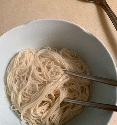 用生鸡蛋面制作美味佳肴的秘诀（掌握简单技巧）  第2张