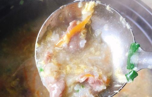 如何制作美味的生滚牛肉粥（一口香气四溢的家常早餐）  第1张