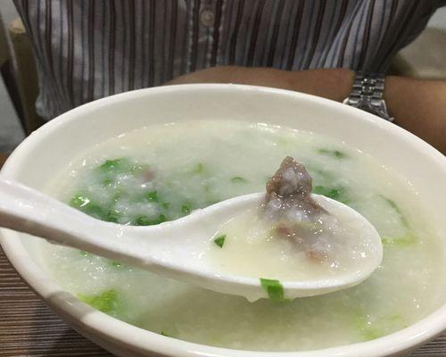 如何制作美味的生滚牛肉粥（一口香气四溢的家常早餐）  第3张