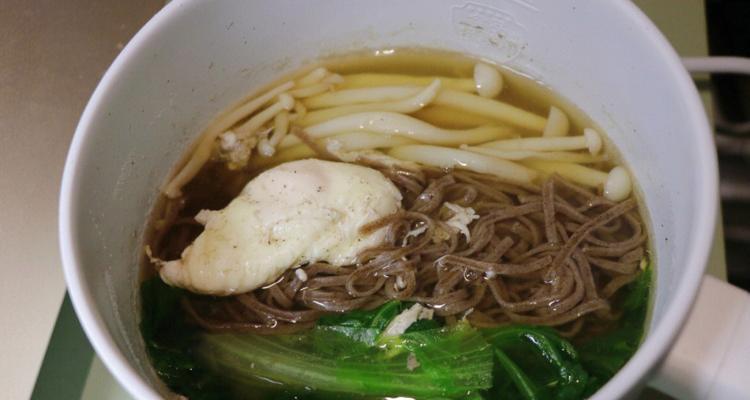 教你用生菜煮出美味面条（健康美食的制作方法）  第1张