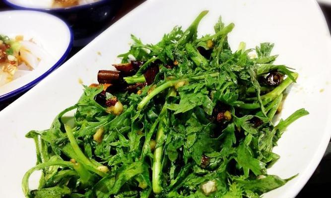 美味生拌茼蒿（以简单的配料打造清爽口感）  第3张