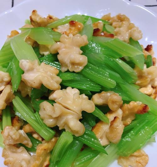 爽口生拌芹菜的制作方法（健康美味）  第2张