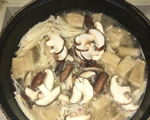 香醇美味的以什菌排骨煲（一道营养丰富又简单易做的家常菜肴）