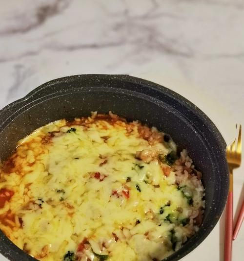 学会制作美味的以什锦芝士培根焗饭（简单易学的做法让你成为家庭厨艺高手）  第3张