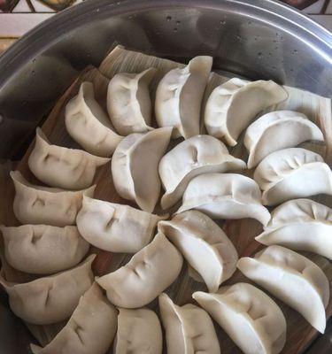 学做美味以什锦蒸饺饺子（简单易学的饺子制作技巧和口感丰富的调料搭配）