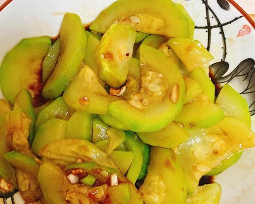 以什锦西葫芦制作美味佳肴（传统家常菜做法）  第3张