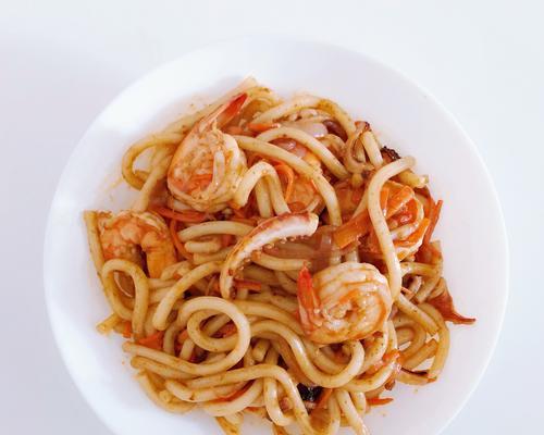 以什锦乌冬面为主题的烹饪艺术（掌握丰富鲜美的乌冬制作技巧）  第2张