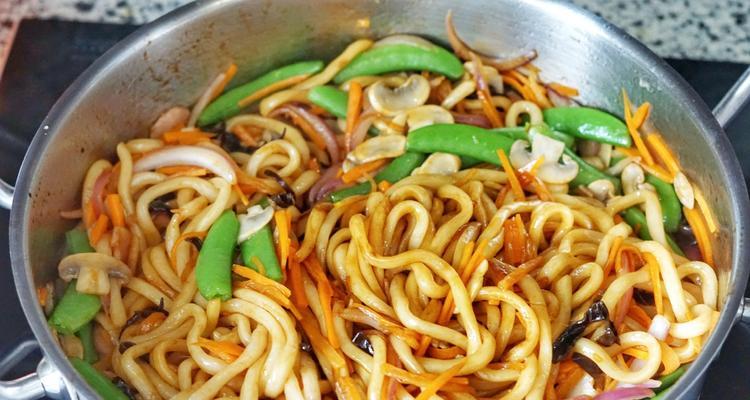 以什锦乌冬面为主题的烹饪艺术（掌握丰富鲜美的乌冬制作技巧）