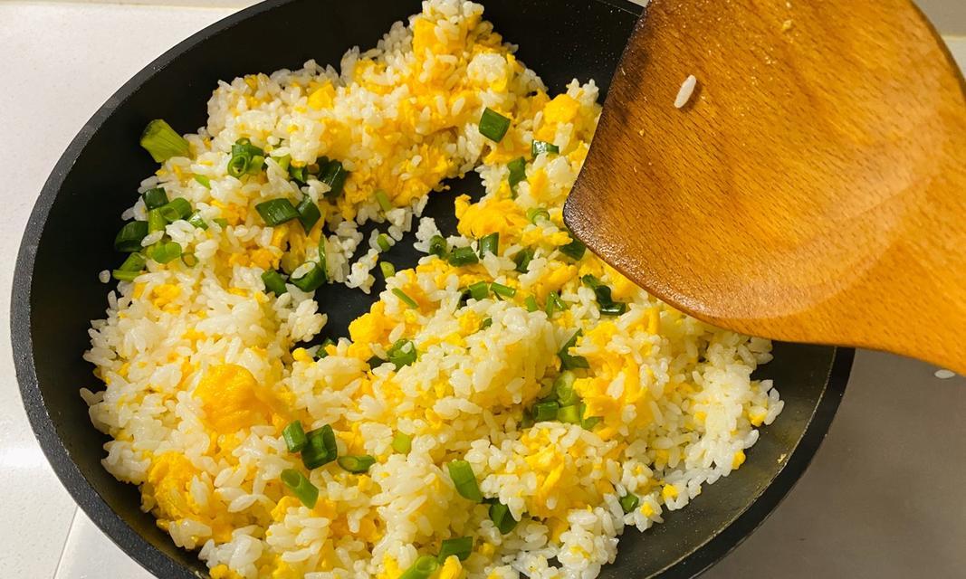 以什锦丸子炒饭，美味口感让你回味无穷（什锦丸子炒饭的做法）  第2张