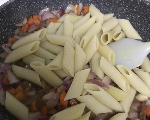 美食探秘——以什锦通心粉为主材的烹饪秘诀（15个独家秘方让你轻松搞定香鲜多汁的什锦通心粉）  第3张