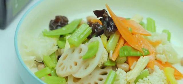 如何制作美味的以什锦爽口素菜拼（简单易学）