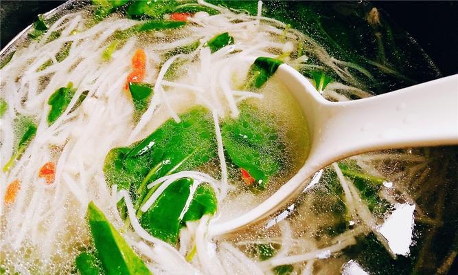健康生活必备，营养丰富的以什锦蔬菜汤的做法（易学易做）  第1张