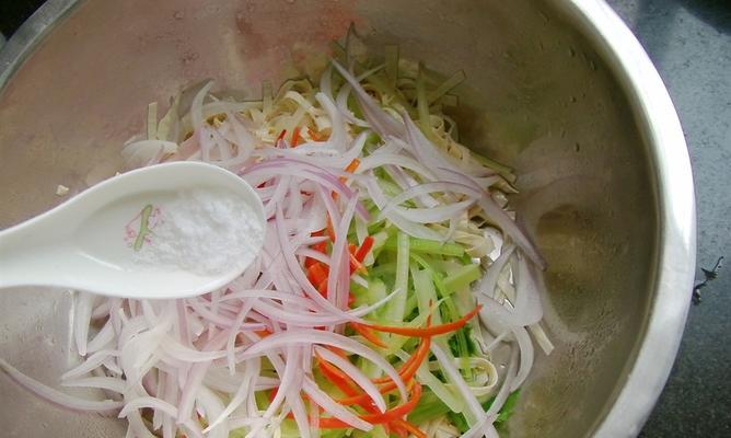 以什锦芹菜豆腐为主材的美食探秘（传统中式菜肴新概念｜丰富营养美味享受）