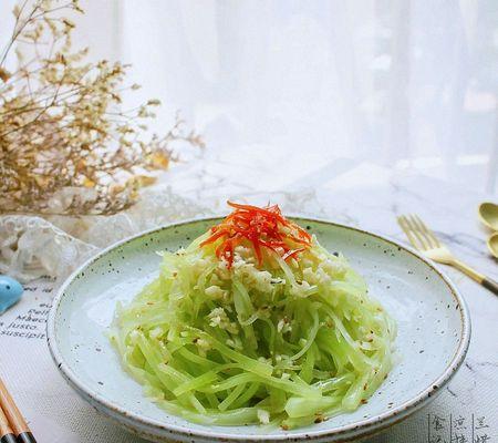美味可口的以什锦凉拌蛋饼丝做法（教你轻松制作健康美食）  第2张