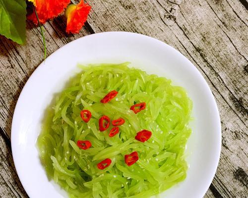 美味可口的以什锦凉拌蛋饼丝做法（教你轻松制作健康美食）  第1张