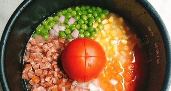 美味可口的以什锦腊肠焖饭（家常小炒）  第2张