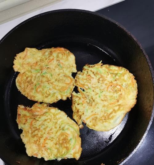 如何制作美味的以什锦鸡蛋饼（掌握制作技巧）  第1张