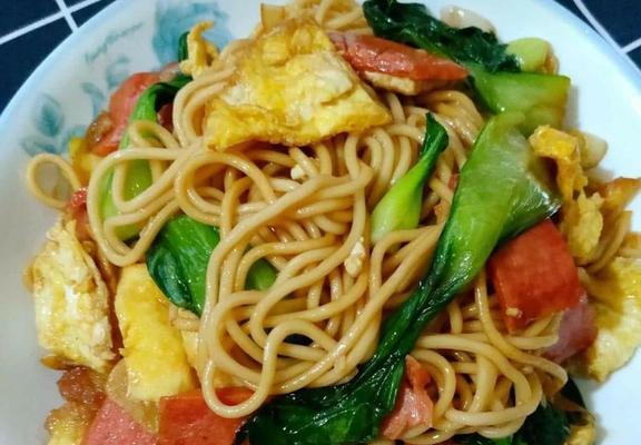 以什锦火腿蛋炒面为主题的做法（营养丰富）  第2张