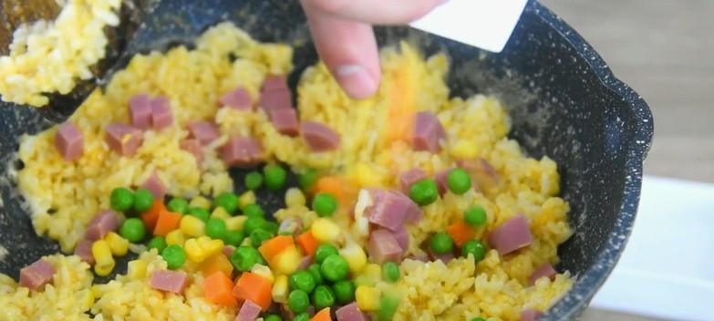 美味可口的以什锦火腿炒饭（绝妙的口感）  第3张