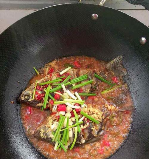 享受美味盛宴——以什锦红烧鲫鱼的做法（手把手教你如何制作香气扑鼻的什锦红烧鲫鱼）  第1张